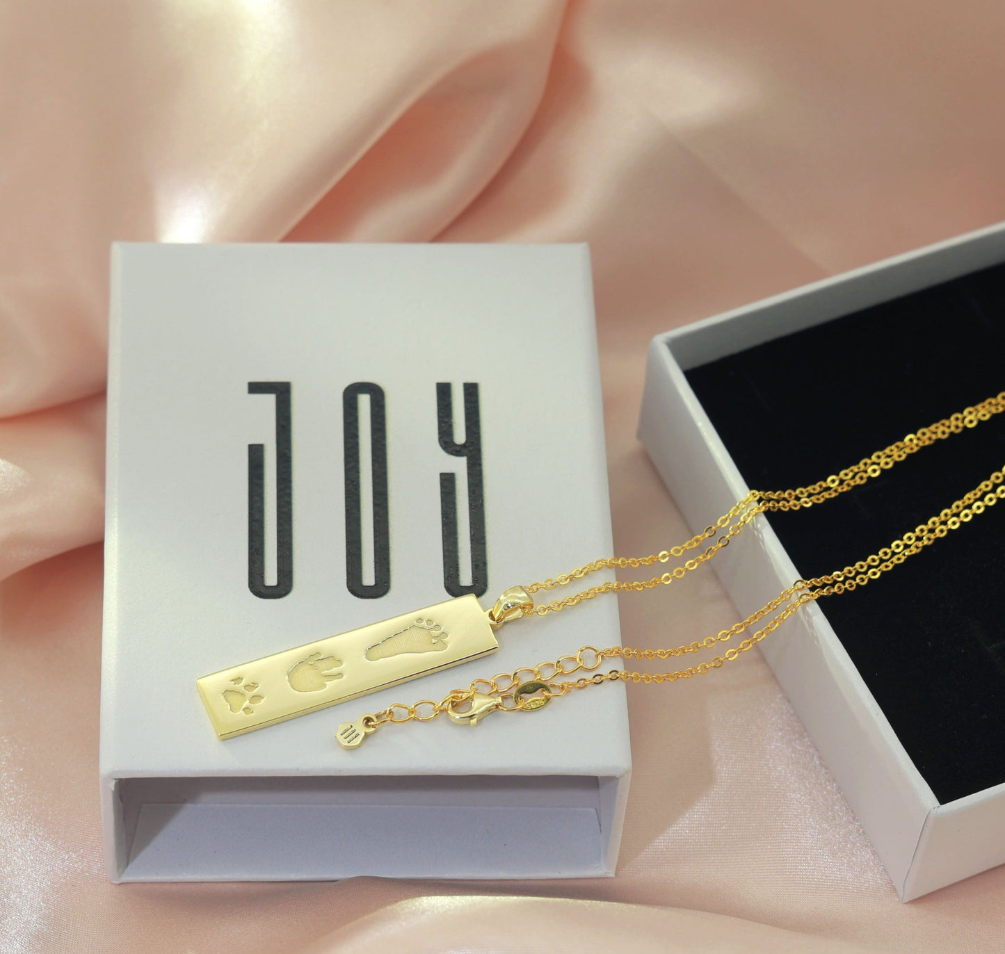 The Dila custom engraved pendant featuring baby footprint keepsake design