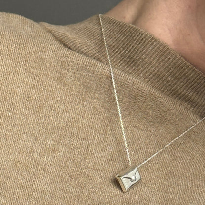 maelle-envelope-necklace-engraved-fingerprint6
